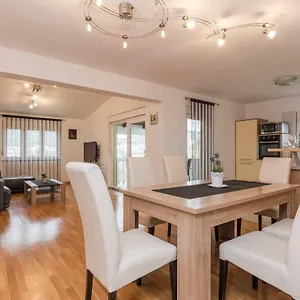 Natalie Sea View With 3 Bedrooms And Everything Is Air-conditioned Apartment Sali