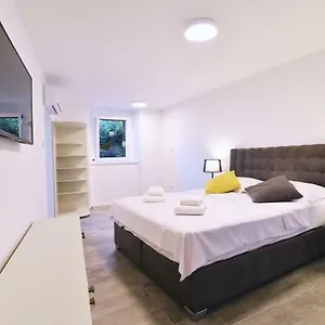 Pia Volosko, Apartment